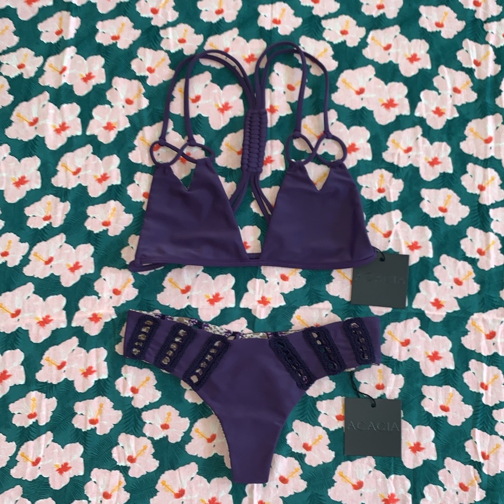ACACIA BNWT 135 on V